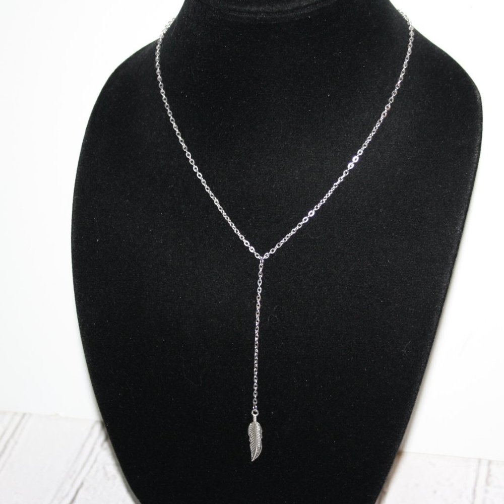 Beautiful silver feather drop necklace 18-21"